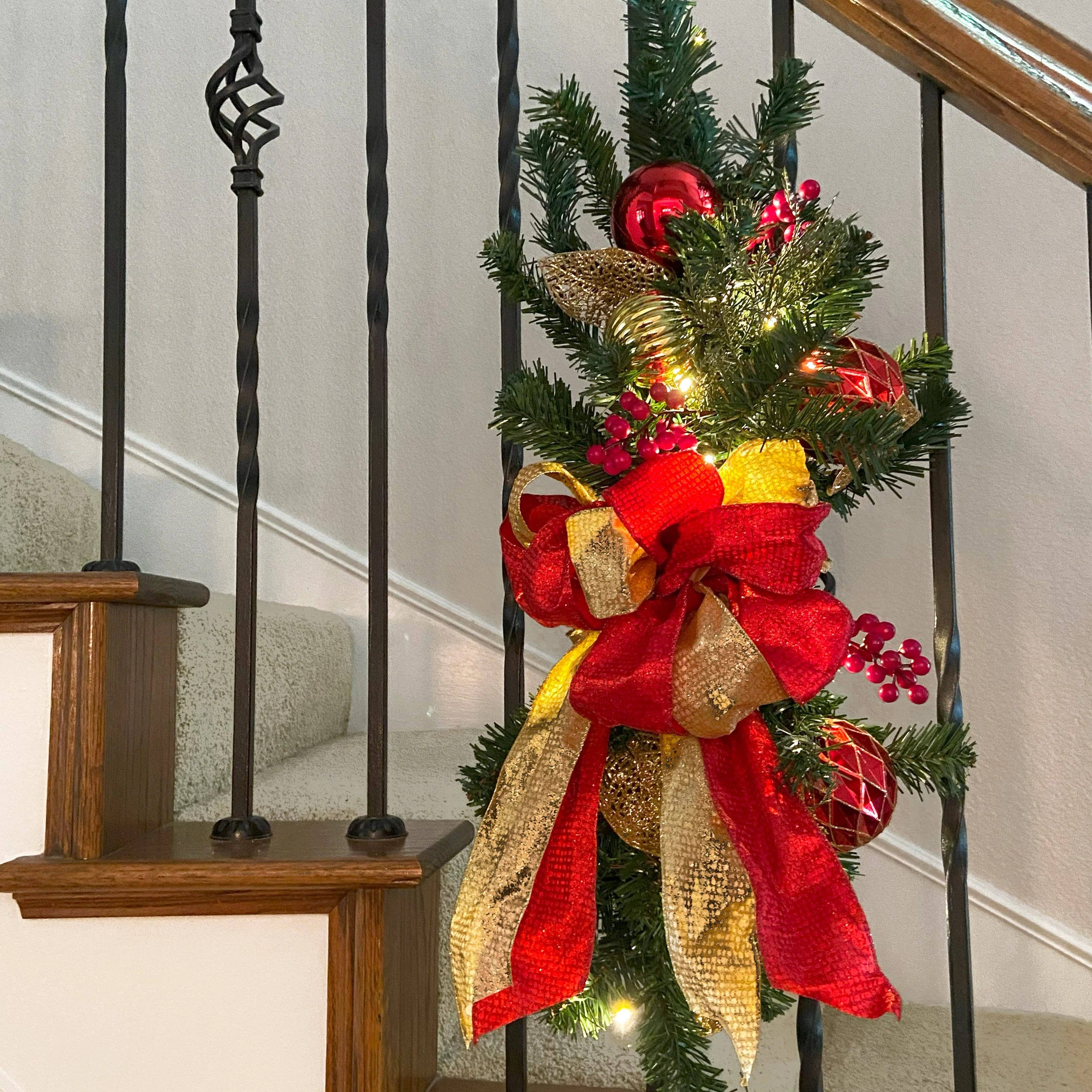 26 Inch Madison Pre-lit Christmas Staircase Swag - Image 3