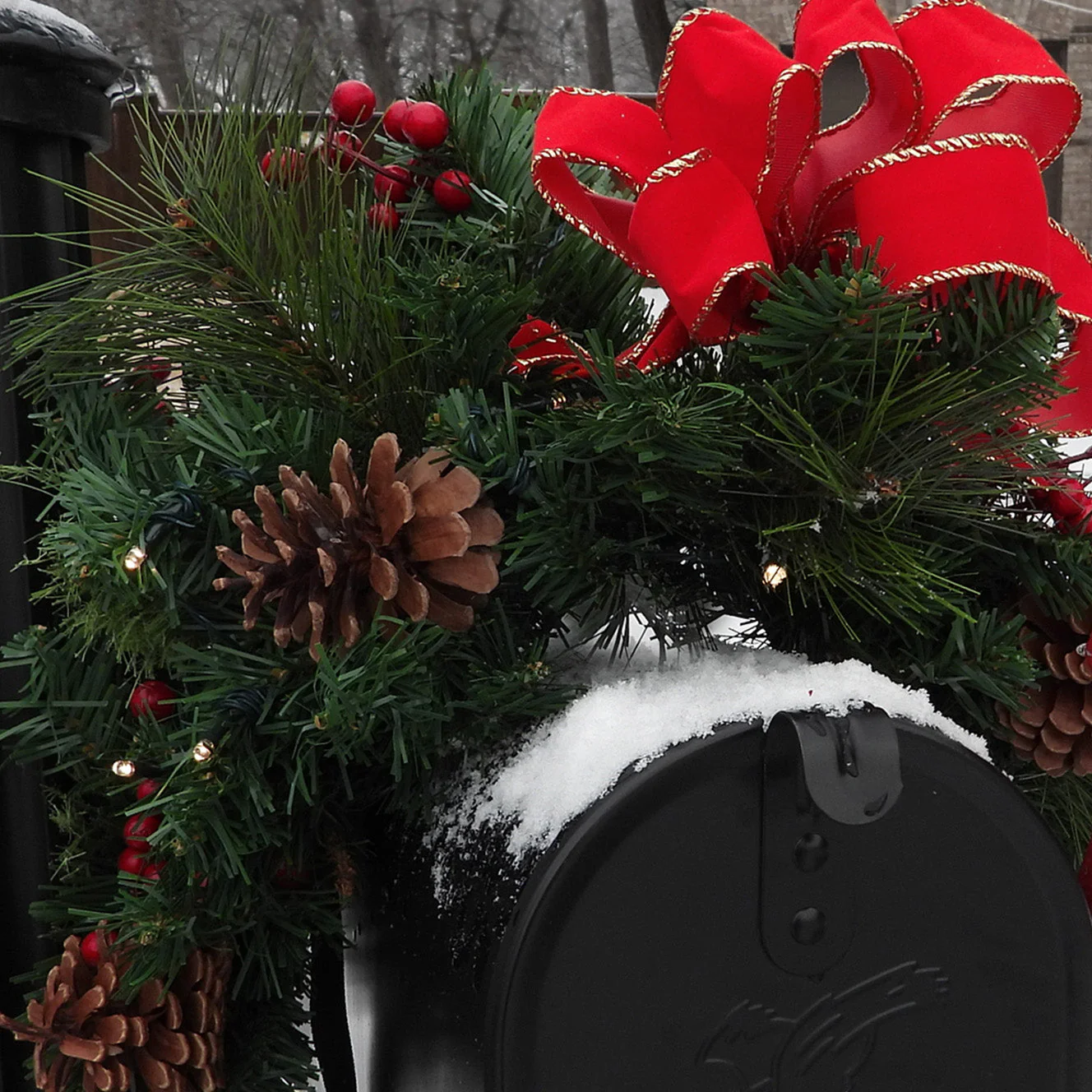 30 Inch Pre-lit Christmas Mailbox Swag - Image 3