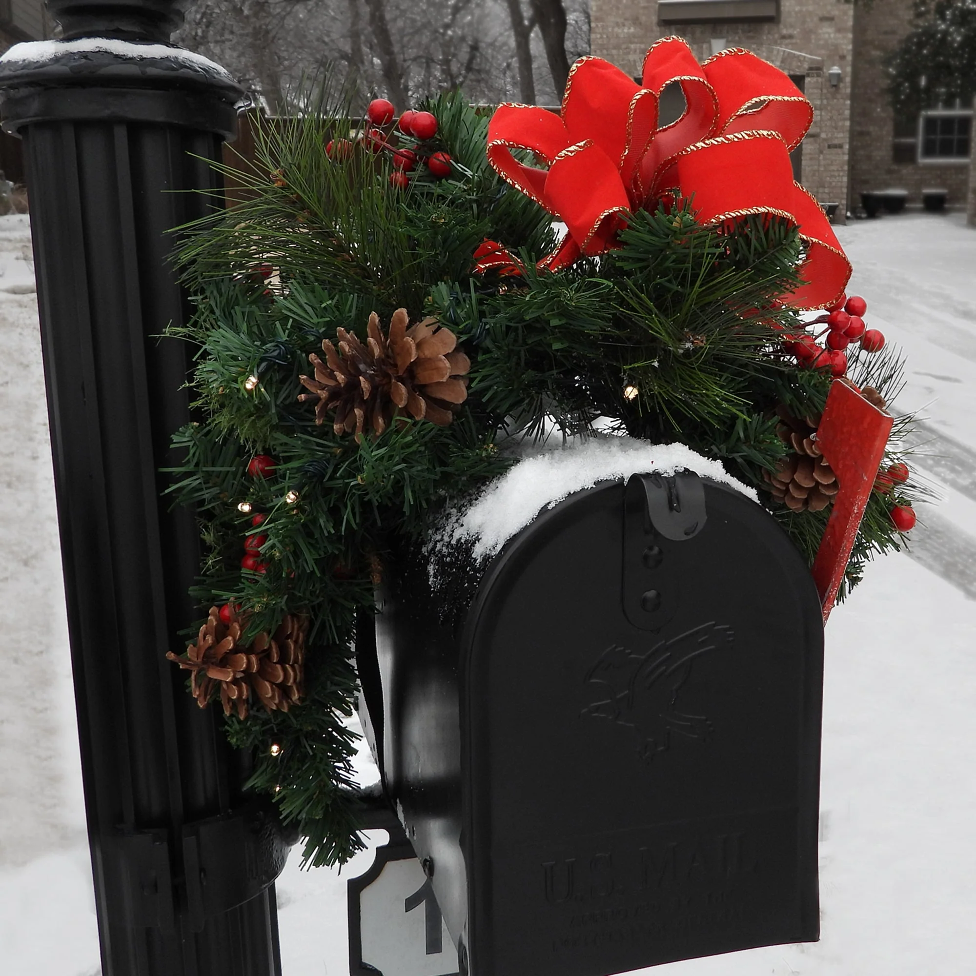 30 Inch Pre-lit Christmas Mailbox Swag - Image 4