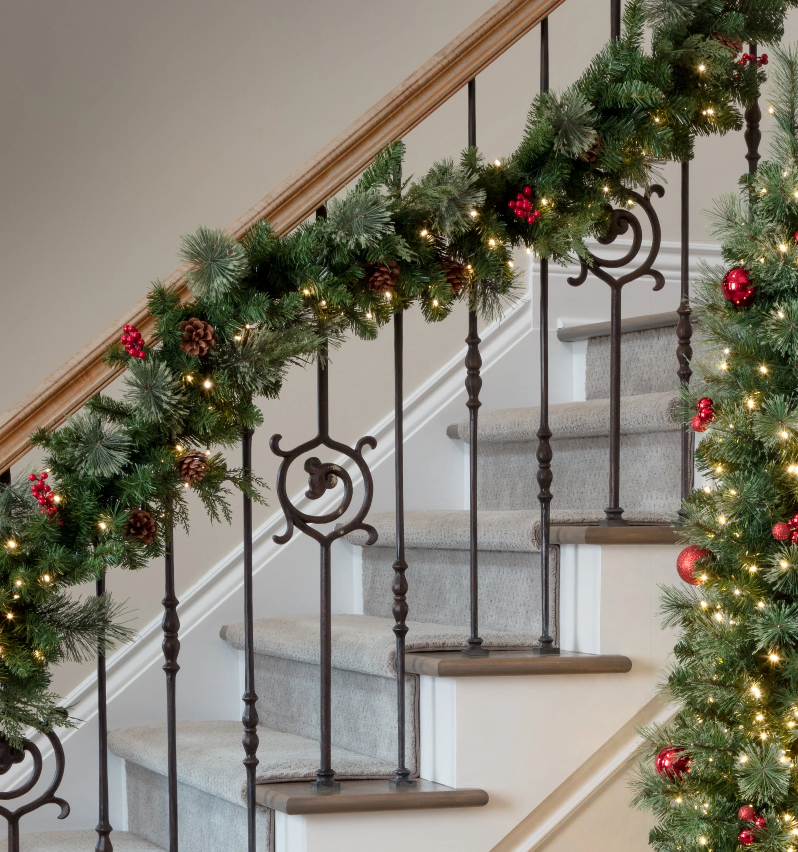 Classic Pre-lit Christmas Garland - Image 3
