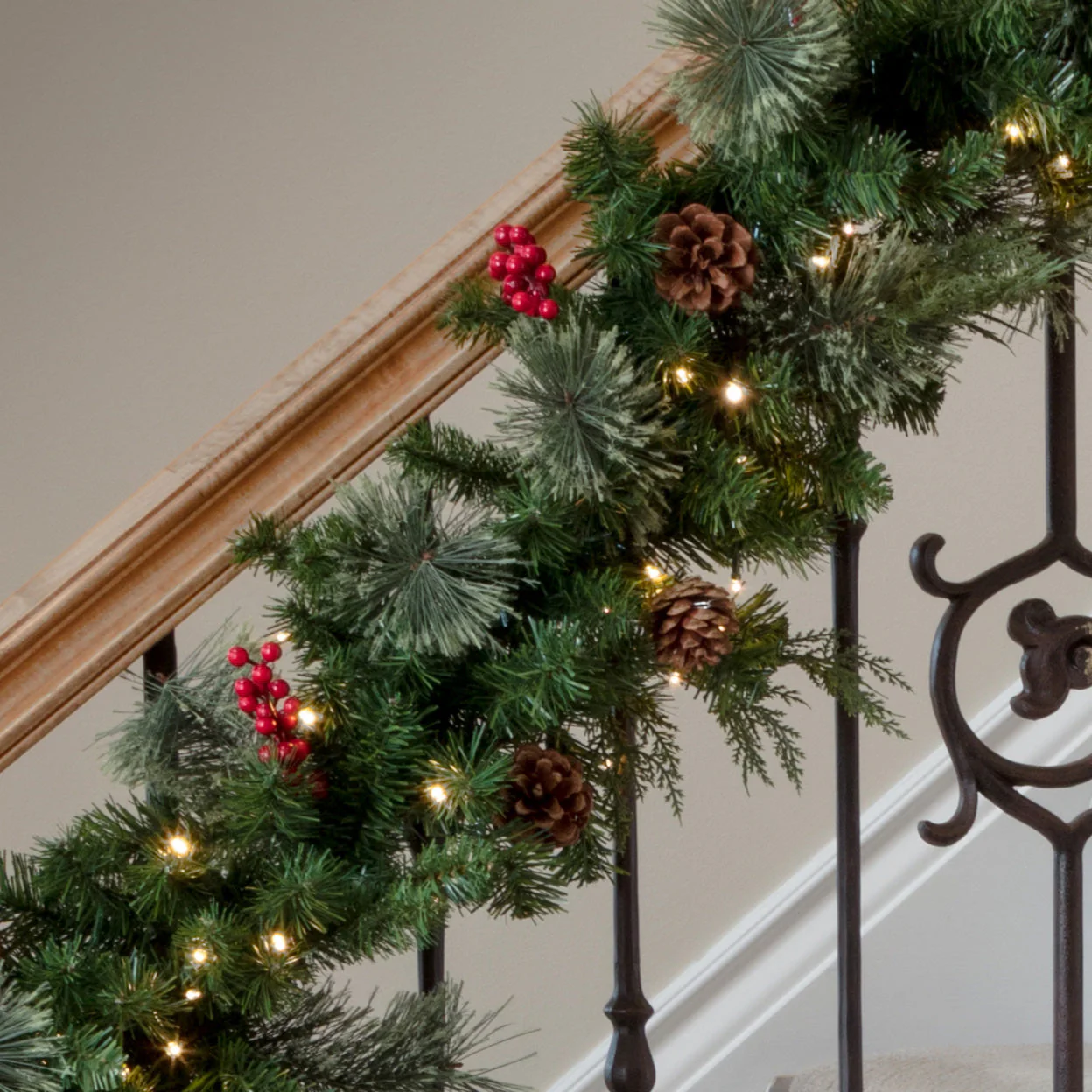 Classic Pre-lit Christmas Garland - Image 4